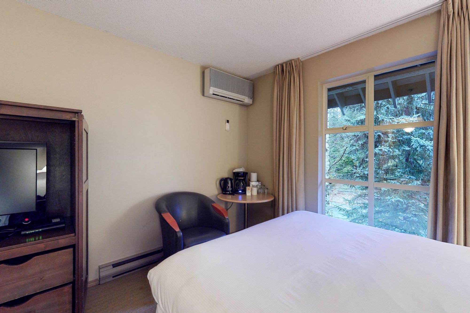 Glacier Lodge Whistler Room photo