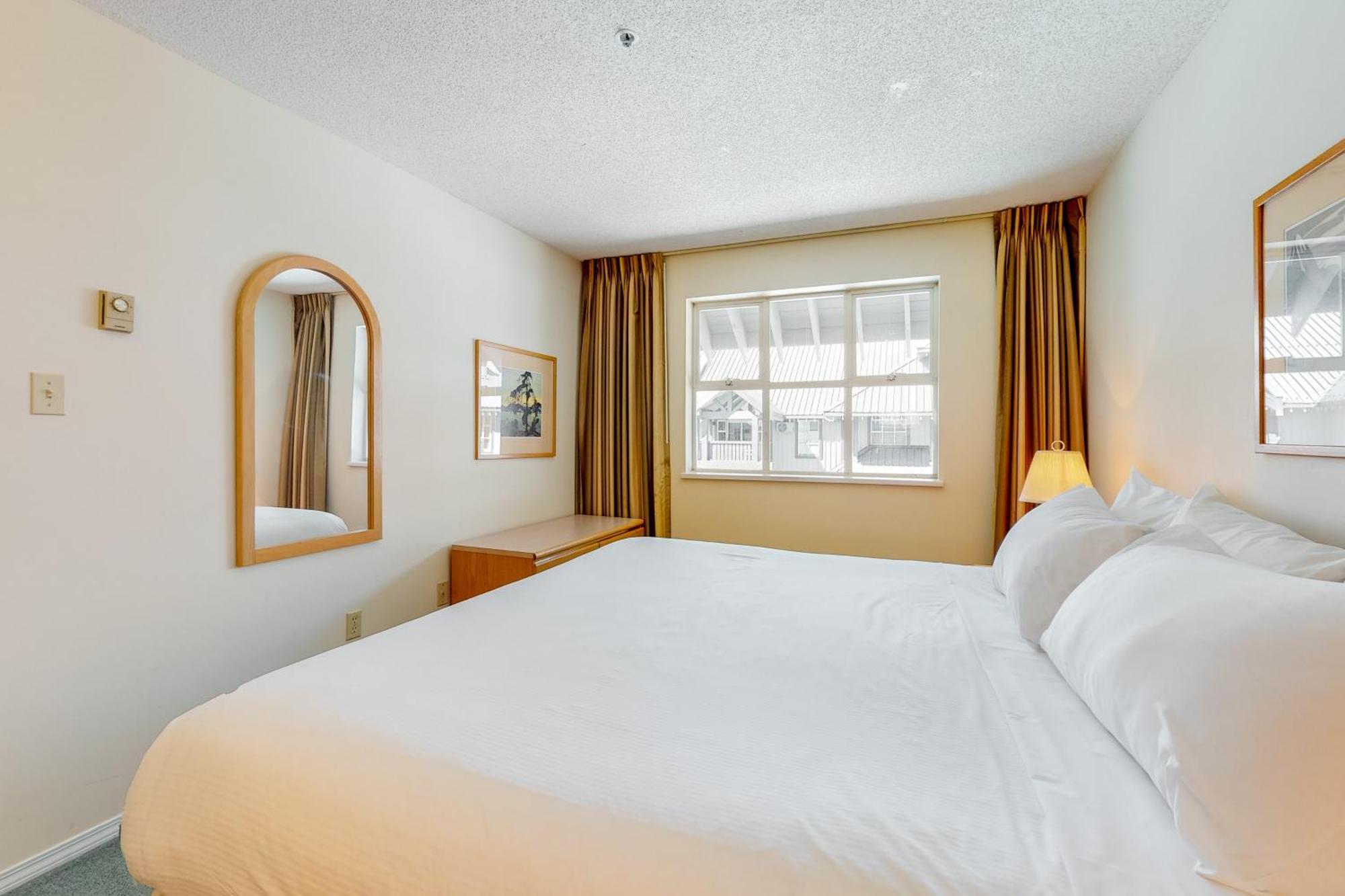 Glacier Lodge Whistler Room photo